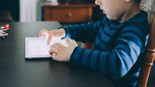 El uso excesivo de pantallas afecta a más del 60% de niños en España