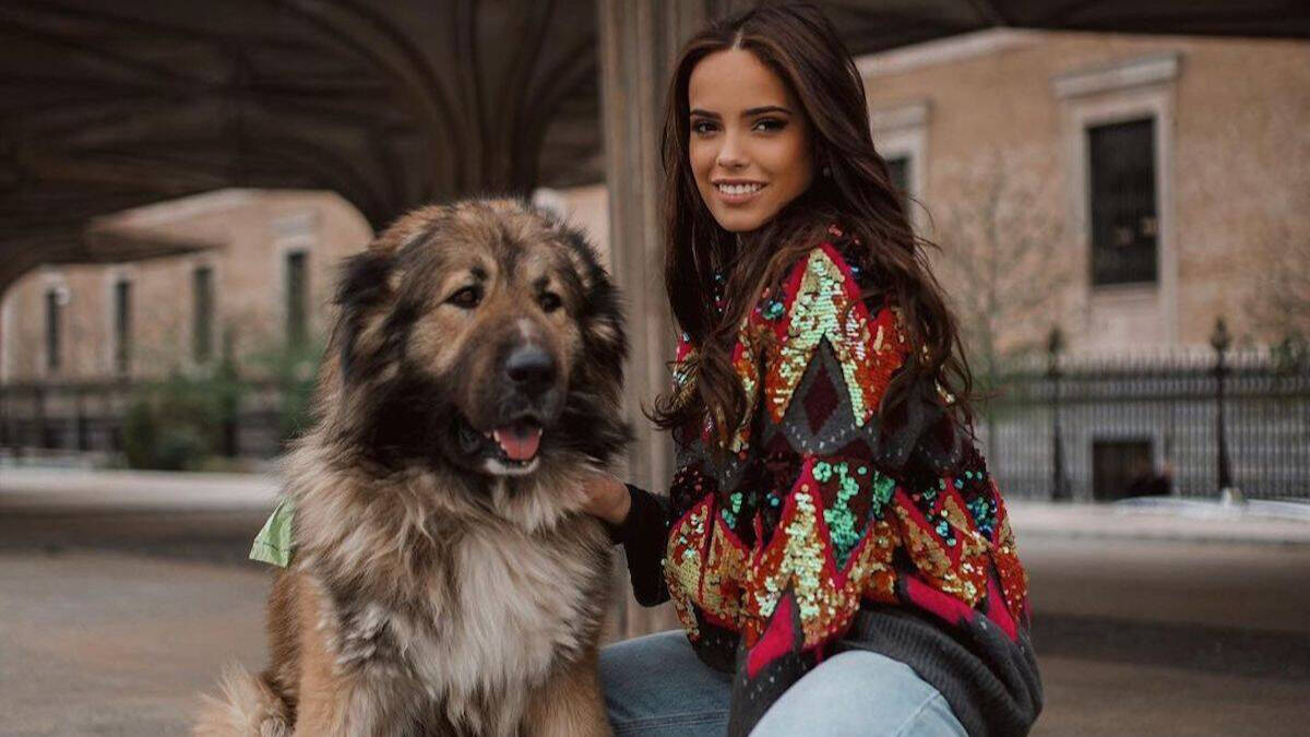 Gloria Camila, con su perro Aza. Instagram.