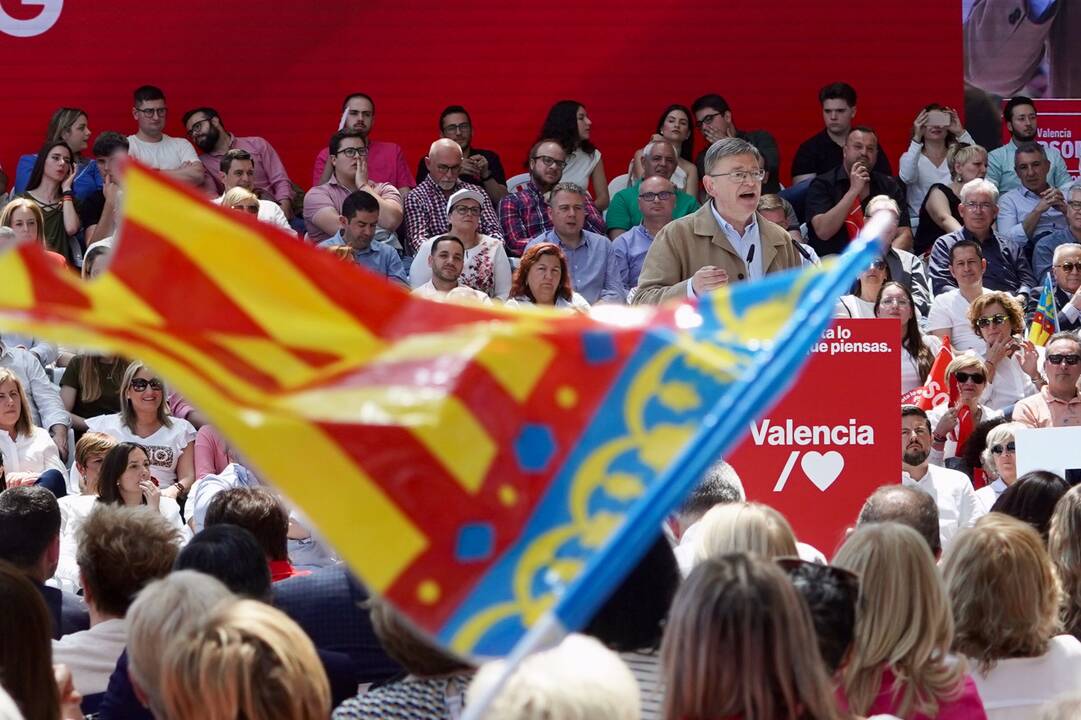 Una bandera de la Comunitat ondea mientra Ximo Puig hace su intervención - PSOE