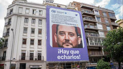 El PP de Madrid denuncia a Podemos y exige la retirada de la pancarta con el rostro del hermano de Ayuso