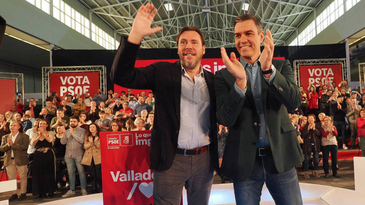 El secretario general del PSOE y presidente del Gobierno, Pedro Sánchez (d), y el alcalde de Valladolid y candidato socialista a la reelección, Óscar Puente.