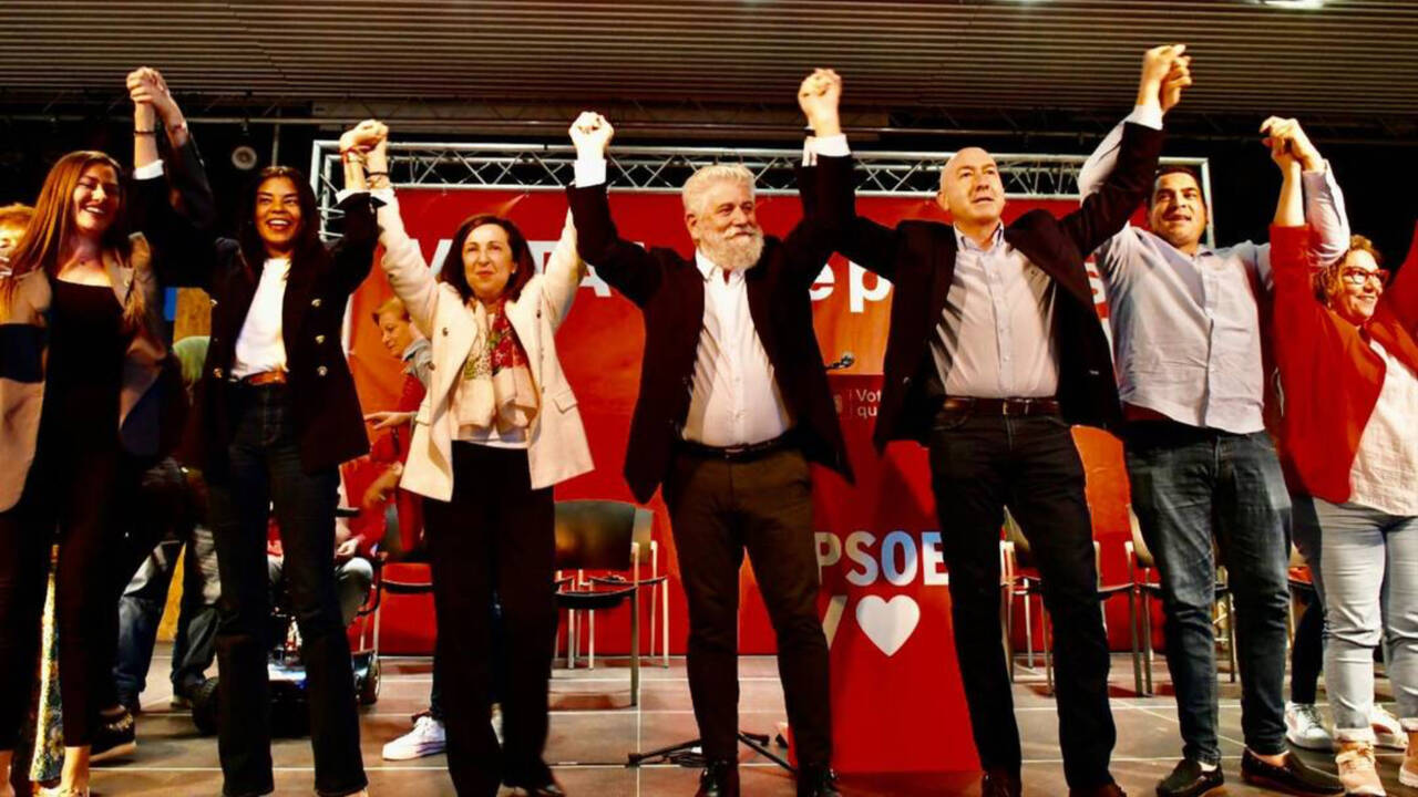 En el centro, Vicent Vaello, candidato a alcalde por el PSOE en El Campello. A su derecha, Margarita Robles; mientras que a su izquierda,  Alejandro Soler. Fuente externa / PSOE