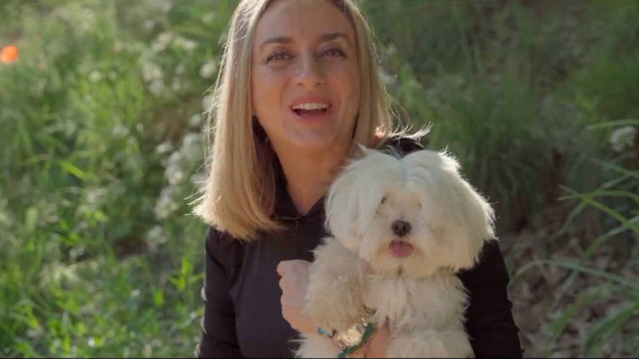 La candidata del PP a la alcaldía de Granada, Marifrán Carazo, con su perro 'Copito'.