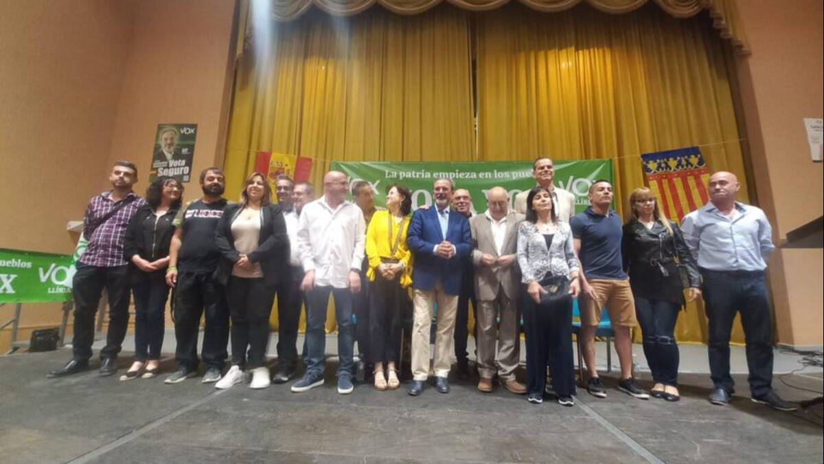 Los miembros de la lista de Vox Llíria junto al candidato a la Generalitat, Carlos Flores, y la diputada autonómica, Mª Ángeles Criado.