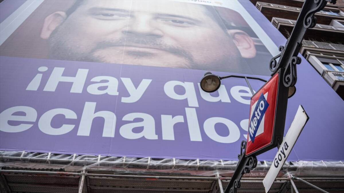 Imagen del cartel de Podemos contra el hermano de Isabel Díaz Ayuso en la calle Goya de Madrid.