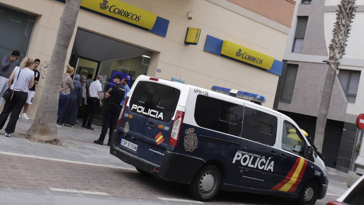 Un furgón policial frente a una oficina de correos en Melilla.