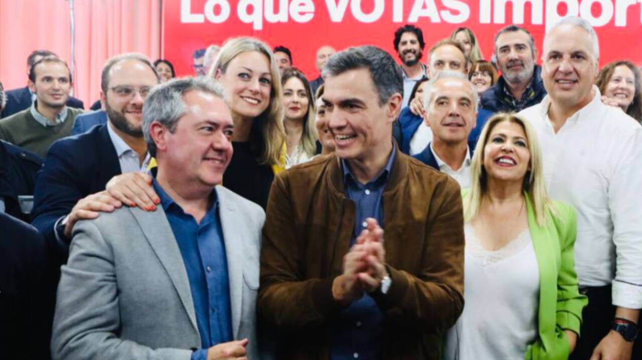 El secretario general del PSOE y presidente del Gobierno, Pedro Sánchez, durante un acto público en el Club Nazaret de Jerez de la Frontera, junto a Juan Espadas.