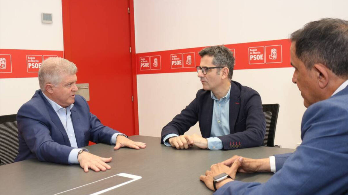 José Vélez, candidato del PSOE en Murcia, con Bolaños