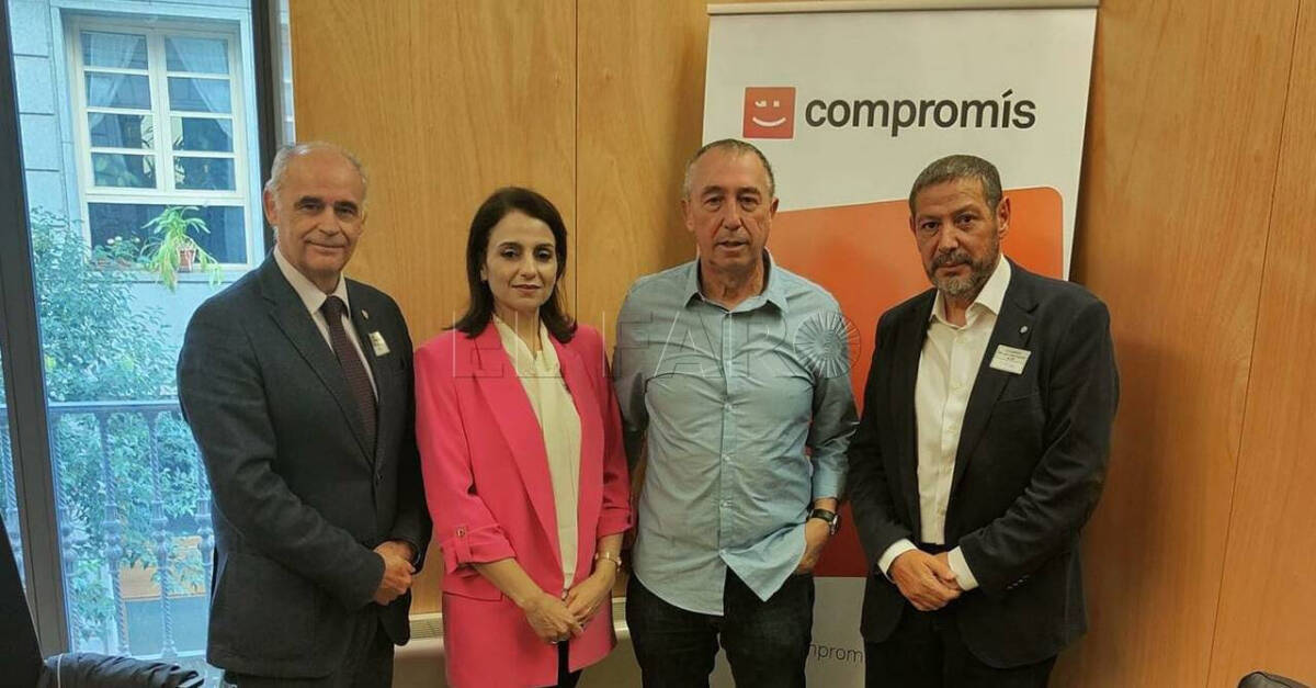 Joan Baldoví con Mustafá Aberchán y miembros de Coalición por Melilla. Foto: El Faro de Melilla