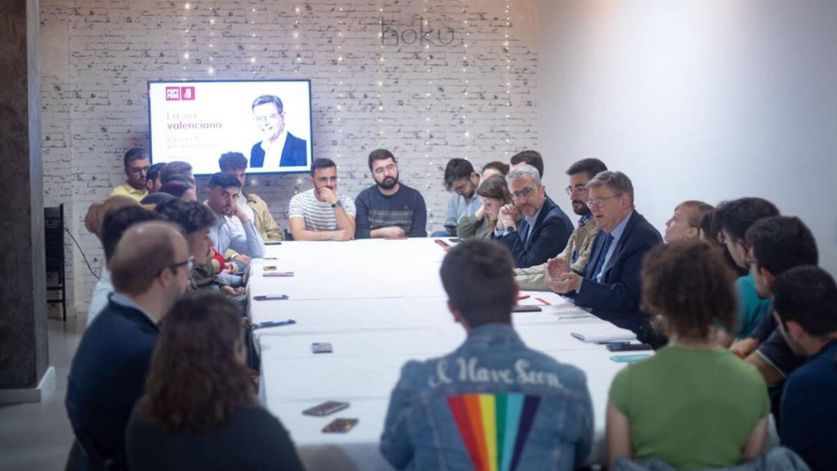 Ximo Puig durante su encuentro con los representantes de la juventud valenciana - PSOE