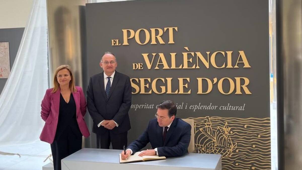 José Manuel Albares, ministro de Asuntos Exteriores, Unión Europea y Cooperación, firma el libro de visitas junto a Pilar Bernabé, delegada de Gobierno y Joan Calabuig, presidente de la Autoridad Portuaria de València (APV) - VALENCIAPORT