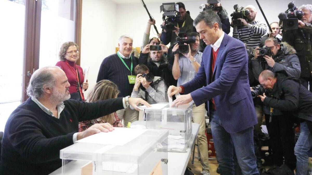 Pedro Sánchez ejerce su derecho a voto en las elecciones generales del 10 de noviembre de 2019