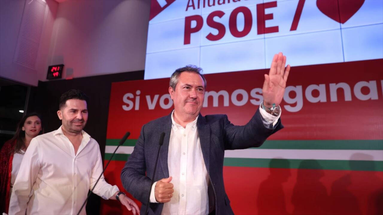 El secretario general del PSOE-A, Juan Espadas, con el número dos del partido y Secretario de Organización, Noel López.