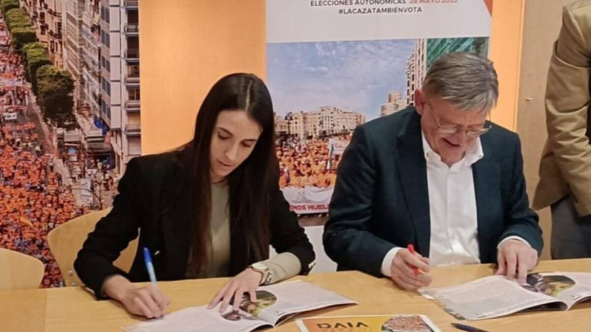 Lorena Martínez, presidenta de la Federación de Caza y Ximo Puig, candidato socialista y president de la Generalitat, durante la firma de los "Acuerdos por una Caza Viva” - FEDERACIÓN DE CAZA DE LA COMUNIDAD VALENCIANA