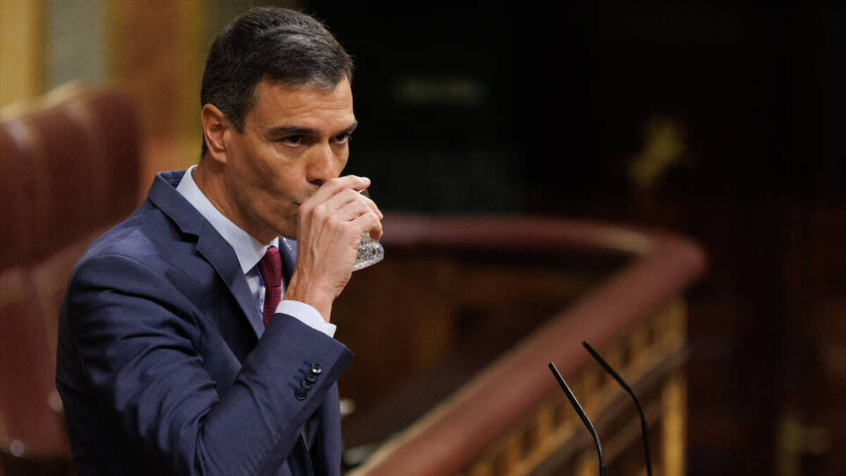 El presidente del Gobierno, Pedro Sánchez, bebe agua durante una sesión plenaria en el Congreso de los Diputados