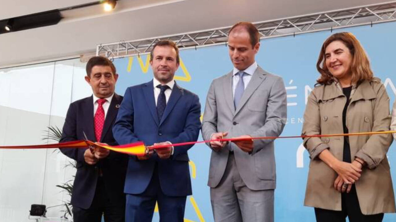 En el centro de la imagen el alcalde de Jaén y candidato del PSOE, Julio Millán, inaugurando el centro comercial Jaén Plaza, junto al resto de autoridades.