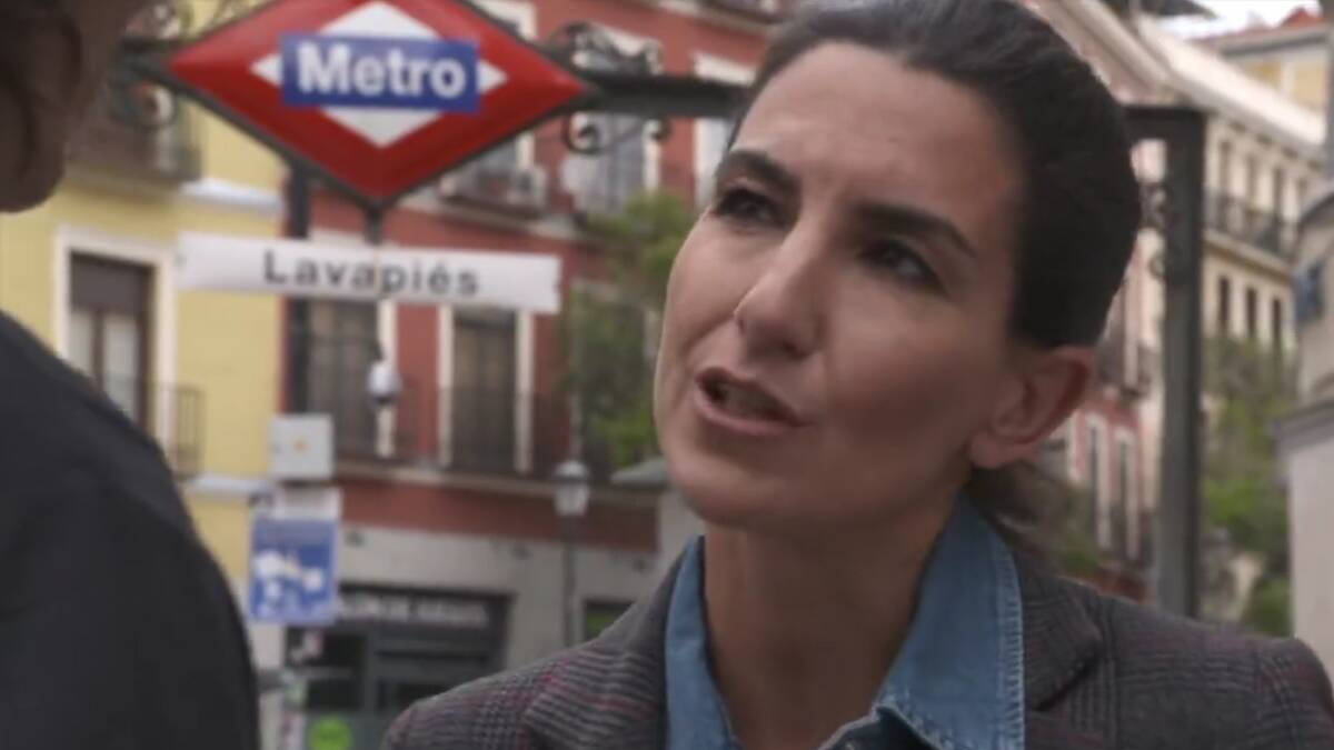 Rocío Monasterio durante su entrevista para el Toro TV en el barrio de Lavapiés.