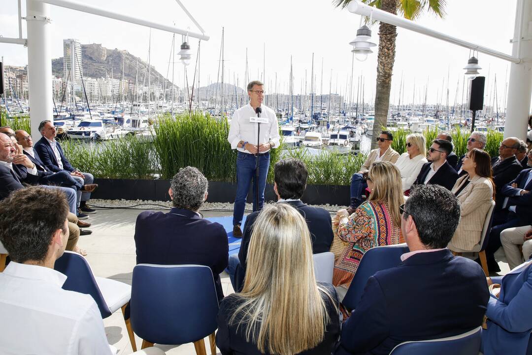 El presidente del Partido Popular, Alberto Núñez Feijóo, interviene durante un encuentro con hosteleros, en el restaurante Dársena, en Alicante