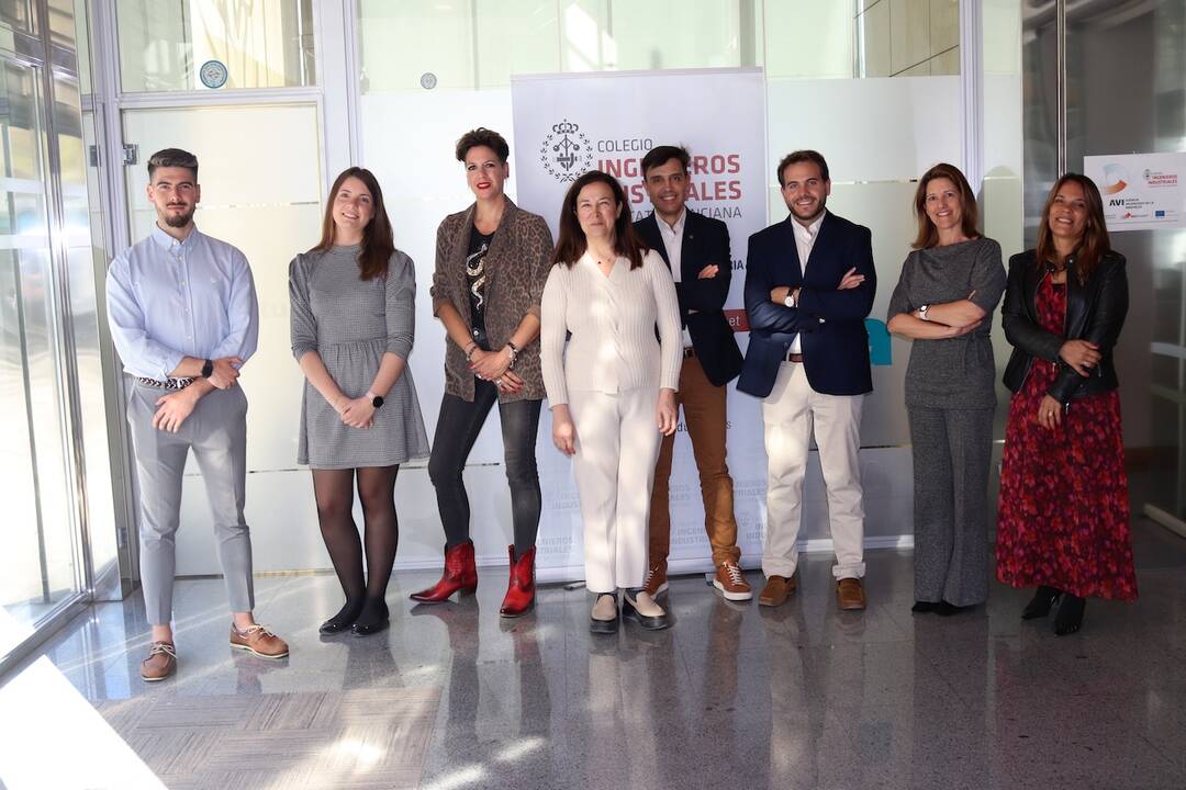 Comité de expertos junto a las empresas participantes en el segundo Think Tank y la directora de gestión del COIICV-Valencia, Violeta Frías Alberto