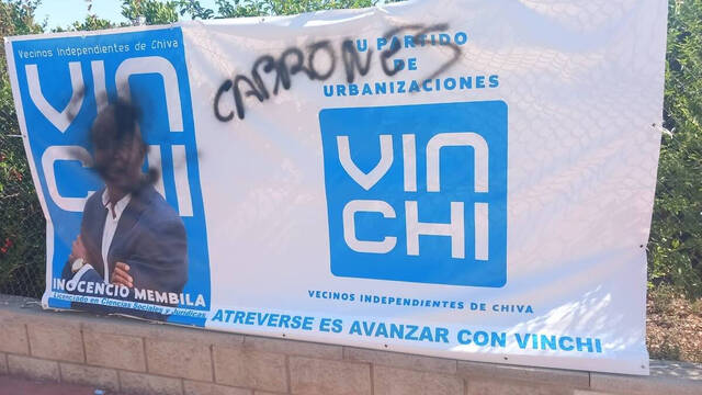 Mancillado una y otra vez el cartel de un político en Chiva
