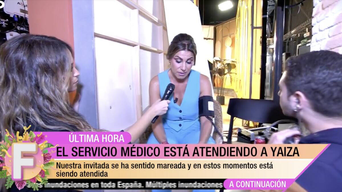 Yaiza Martín es atendida por un médico en el transcurso del programa 'Fiesta'. Telecinco.
