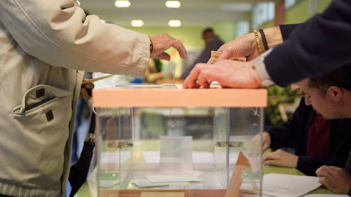 Foto de archivo.Una persona vota en un colegio electoral, a 28 de mayo de 2023, en Madrid (España).