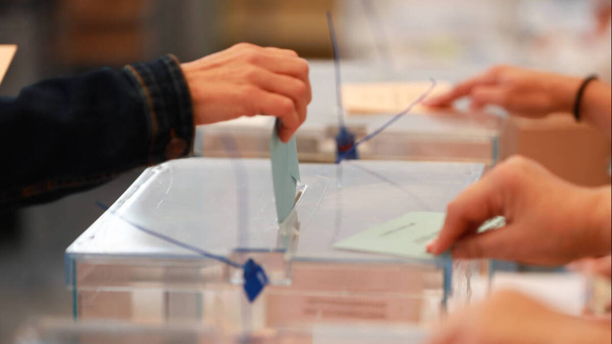 Una persona ejerce su derecho al voto, a 28 de mayo de 2023, en Palma, Mallorca.