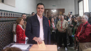 Pedro Sánchez y su mujer, Begoña Gómez, votan entre aplausos y un 