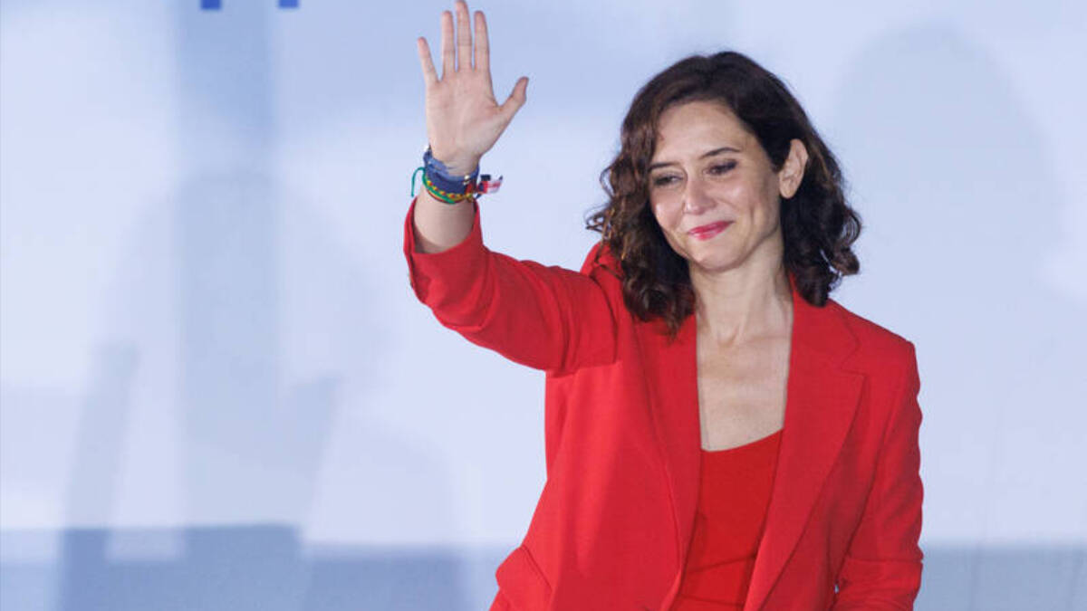La presidenta de la Comunidad de Madrid, Isabel Díaz Ayuso, celebra la victoria del partido en la sede nacional del PP.