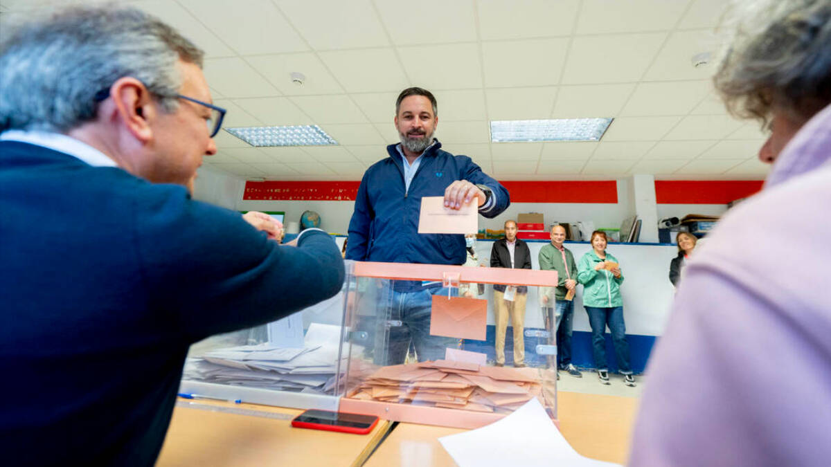 El presidente de Vox, Santiago Abascal, ejerce su derecho a voto en las elecciones del 28M.