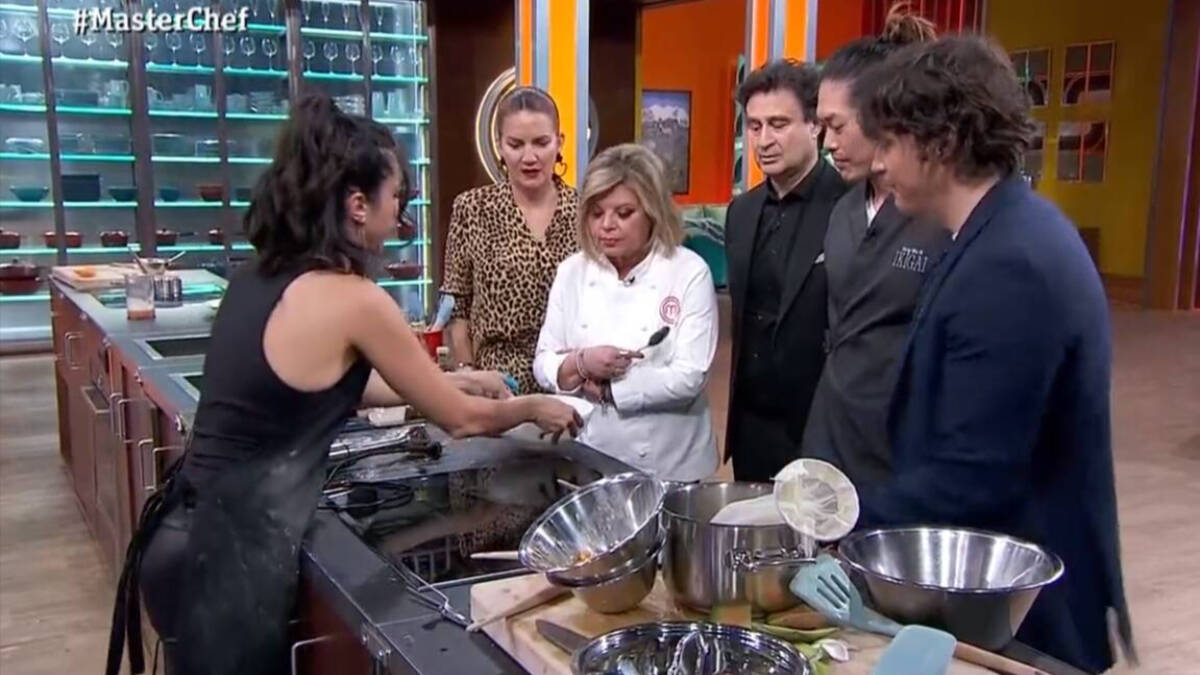 Claudia, mostrando su cocinado a los jueces de 'Masterchef'.
