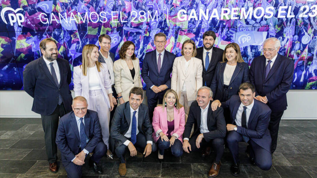 Foto de familia de los miembros del PP a su llegada a la Junta Directiva del PP, en la sede de Génova.