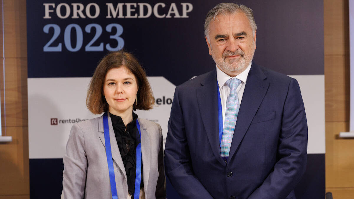 La jefa de la Unidad de Unión de Mercados de Capitales en la DG FISMA, Tatyana Panova, y el consejero delegado de BME, Javier Hernani, durante la 19º edición del Foro Medcap. Europa Press.