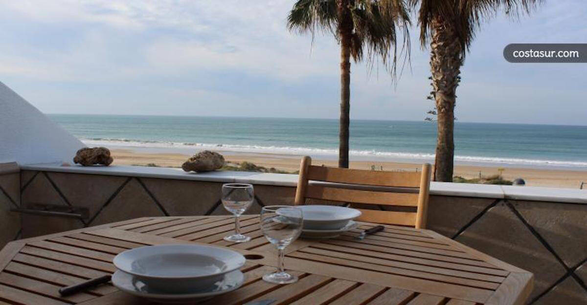 Apartamento en primera línea de playa de la costa española.