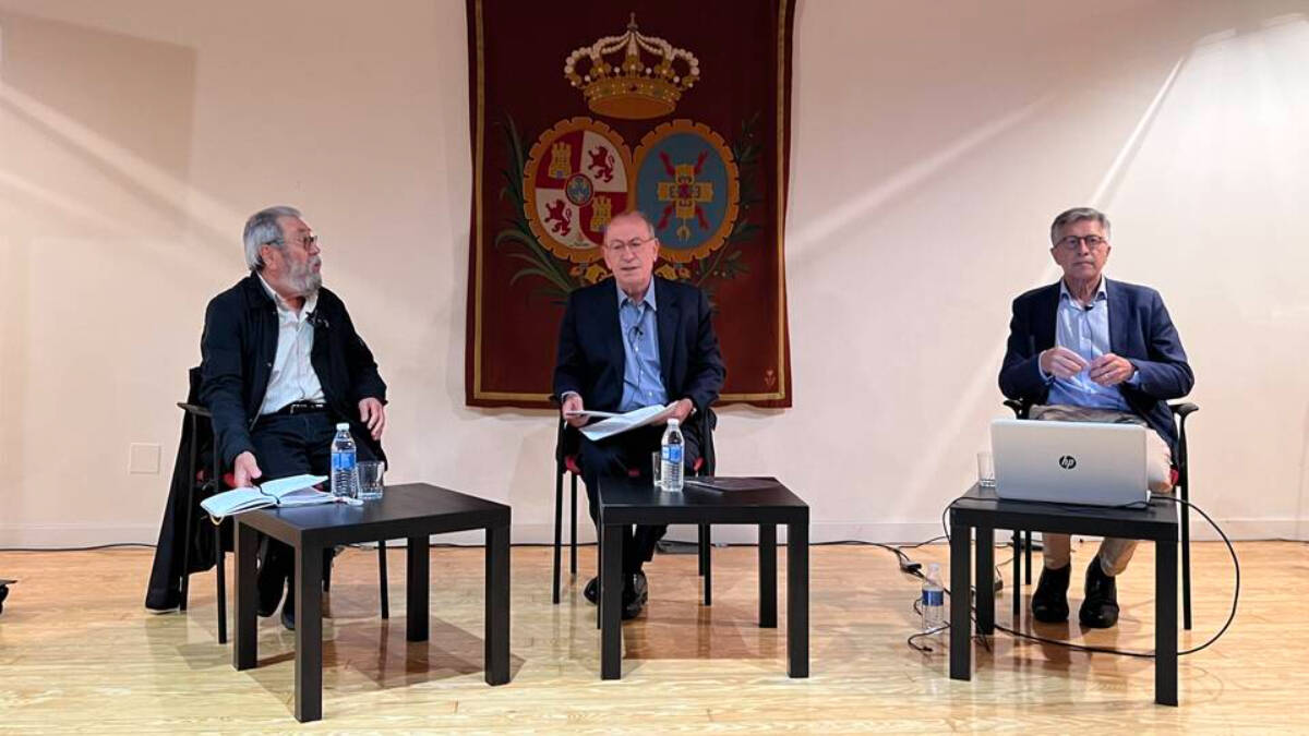 Nicolás Redondo, Cándido Méndez y otros históricos socialistas reunidos en la Fundación Carlos de Amberes.