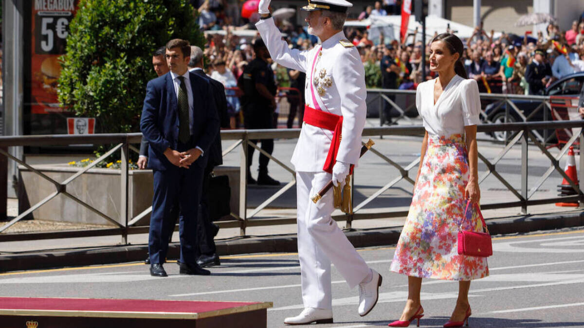 La Reina Letizia lució en Granada una blusa de Boüret y una falda de José Hidaldo. Europa Press.