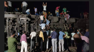 Tragedia en la India: 261 los muertos y 900 heridos por el choque múltiple de trenes 