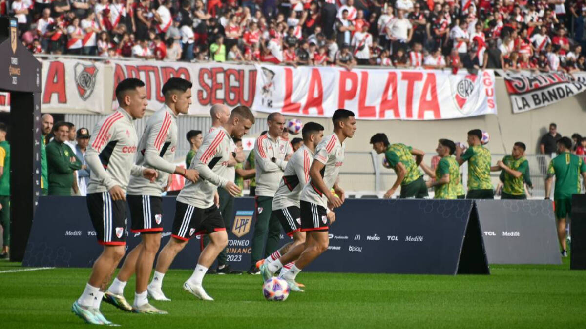 Los jugadores de River Plate calentando.