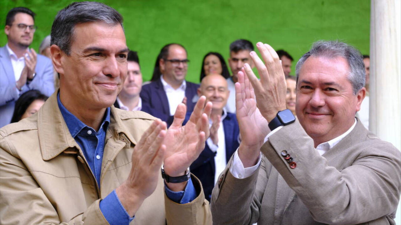 El presidente del Gobierno de España y secretario general del PSOE, Pedro Sánchez, junto al secretario general del PSOE de Andalucía, Juan Espadas.