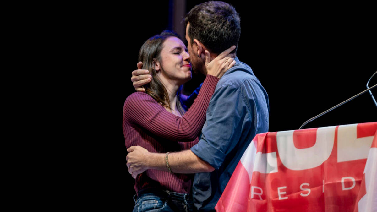 El exlíder de Podemos, Pablo Iglesias, y la ministra de Igualdad, Irene Montero, se dan un beso en un acto en el Teatro Coliseum.