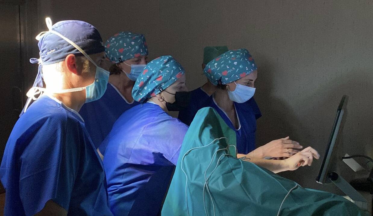 El equipo del doctor Martínez-Ballesteros planificando el procedimiento