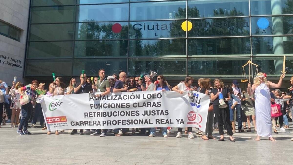Protesta de funcionarios de Justicia frente a la Ciudad de la Justicia - EUROPA PRESS