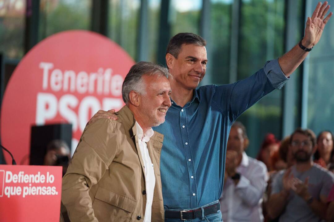 Pedro Sánchez y el presidente saliente de Canarias, Víctor Ángel Torres.