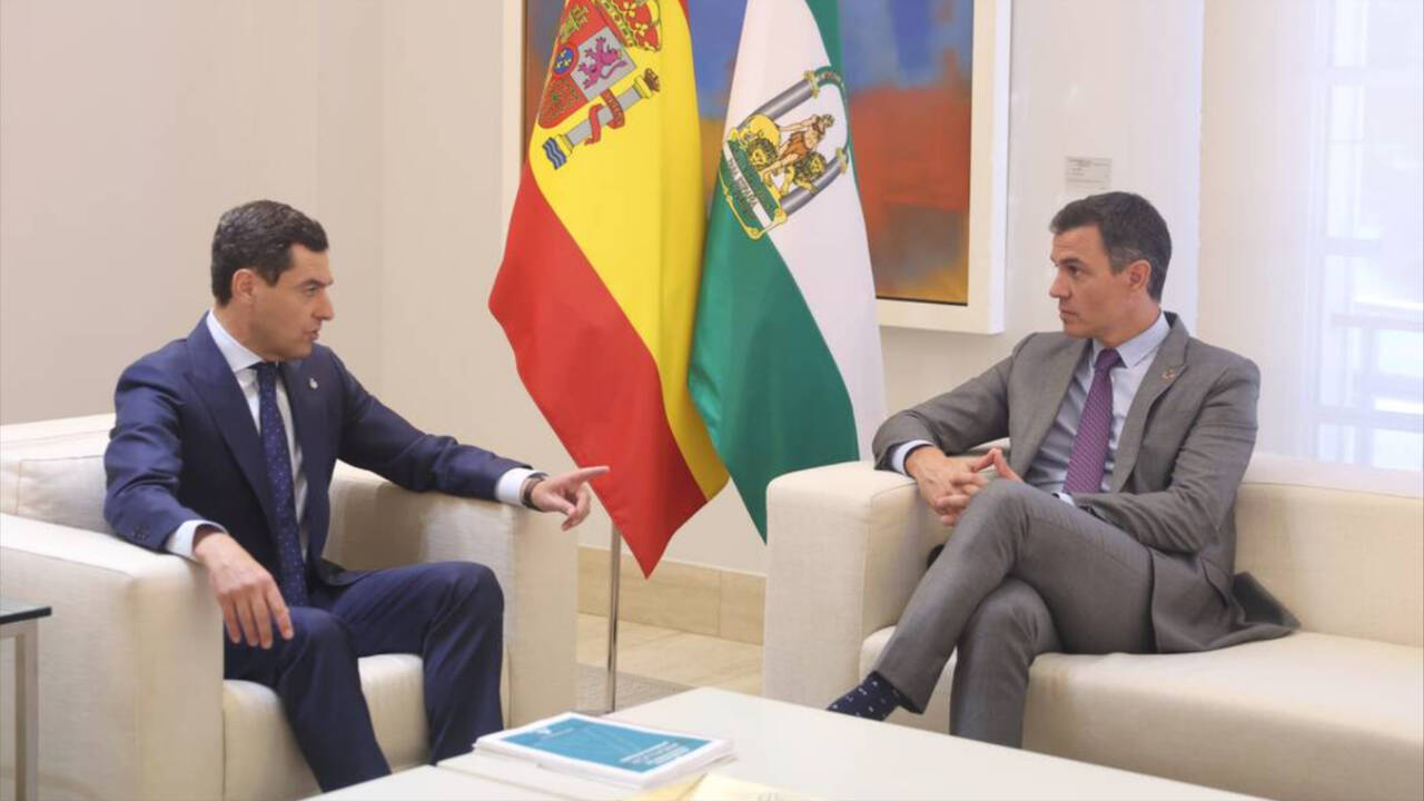 El presidente del Gobierno, Pedro Sánchez, y el presidente de la Junta de Andalucía, Juanma Moreno, en una reunión en La Moncloa.