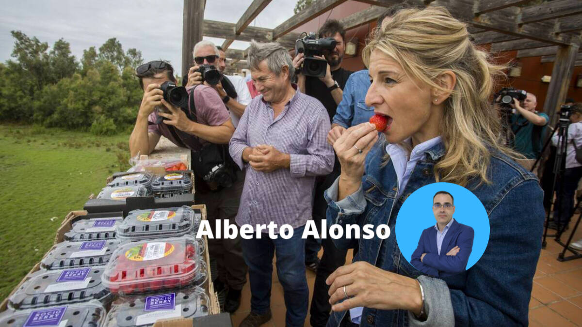 La vicepresidenta segunda del Gobierno y ministra de Trabajo y Economía Social, Yolanda Díaz, comiendo una fresa durante su visita a Doñana.