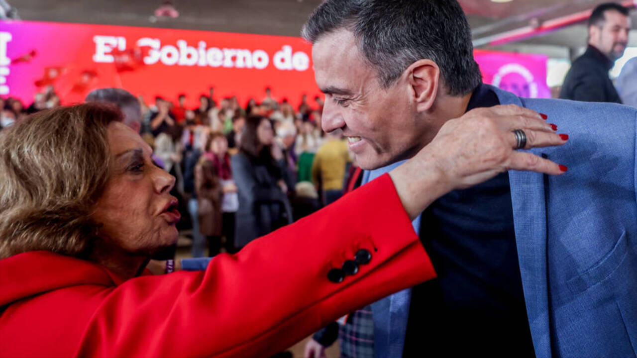 La peresidenta del PSOE de Sevilla, Amparo Rubiales, y el secretario general del PSOE y presidente del Gobierno, Pedro Sánchez, en un acto en marzo.