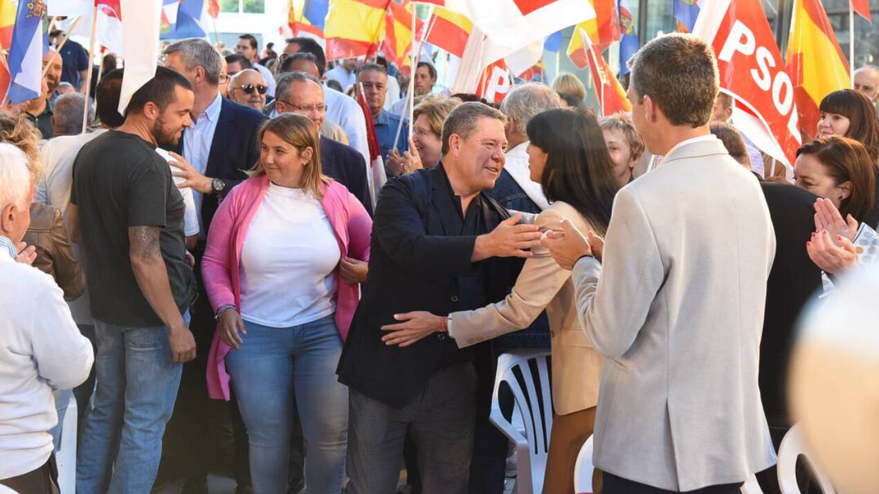 Tita García y Emiliano García-Page durante un acto de campaña de las elecciones del 28M