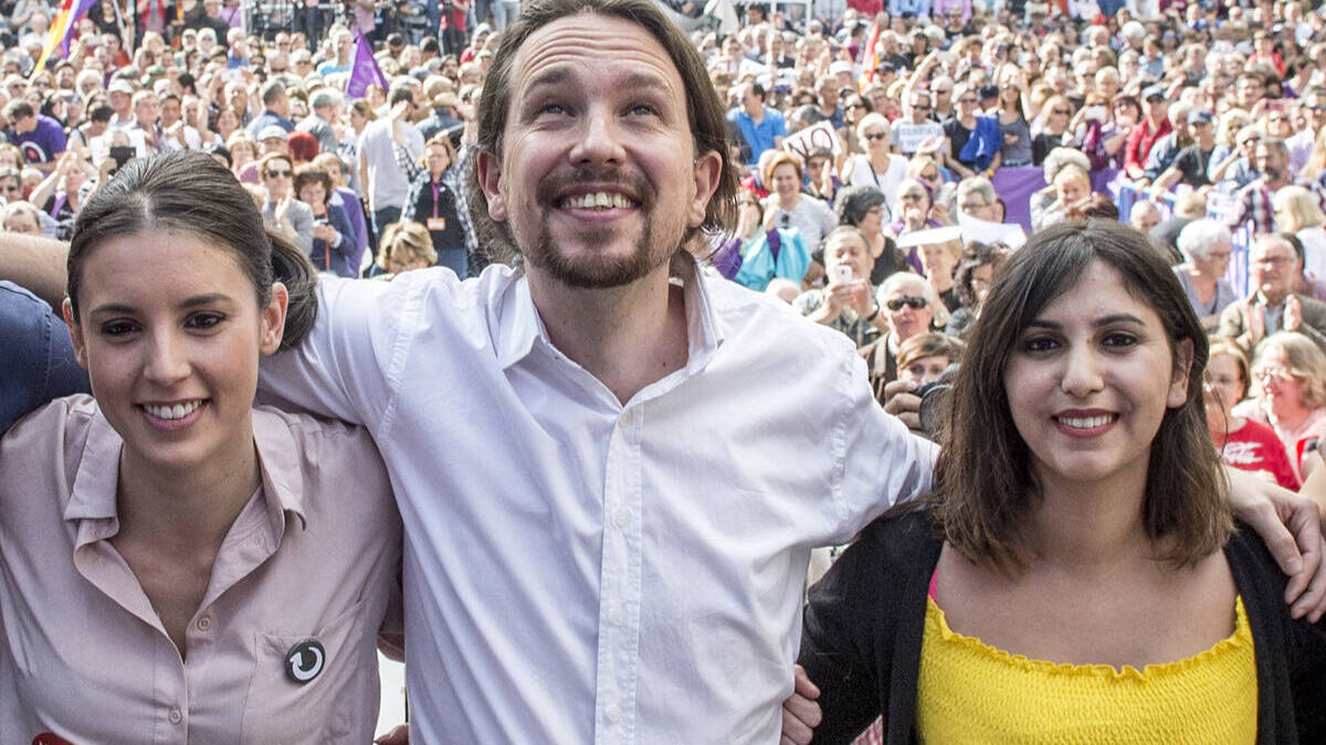 Irene Montero, Pablo Iglesias y Dina, en un acto de Podemos.