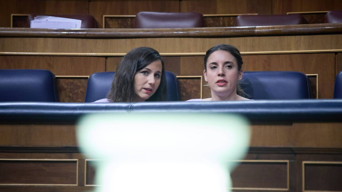 La secretaria general de Podemos y ministra de Derechos Sociales y Agenda 2030, Ione Belarra y la ministra de Igualdad, Irene Montero.