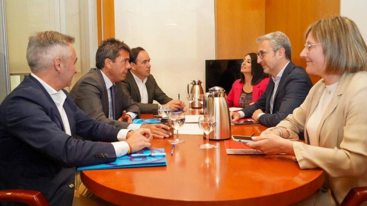 Reunión entre PP y PSOE para la investidura en Las Cortes.